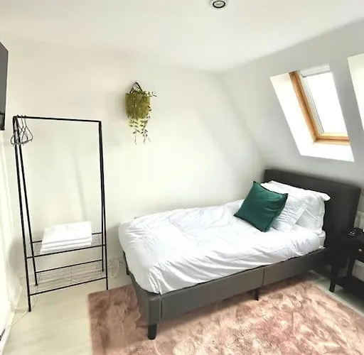High-End 2 Bed Maisonette In Beaulieu Park